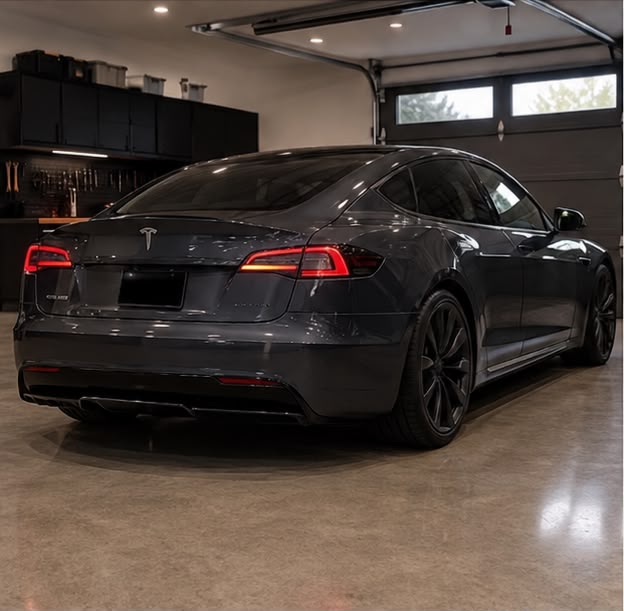 Tesla Model S - View 3