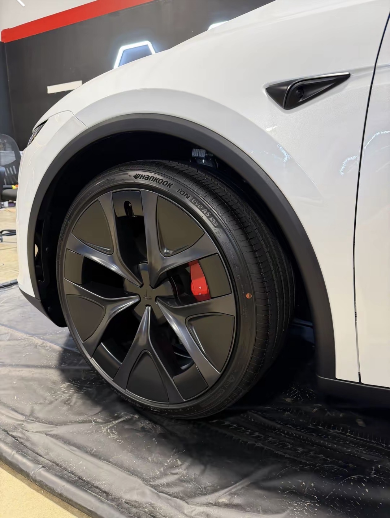Tesla Model Y - View 2